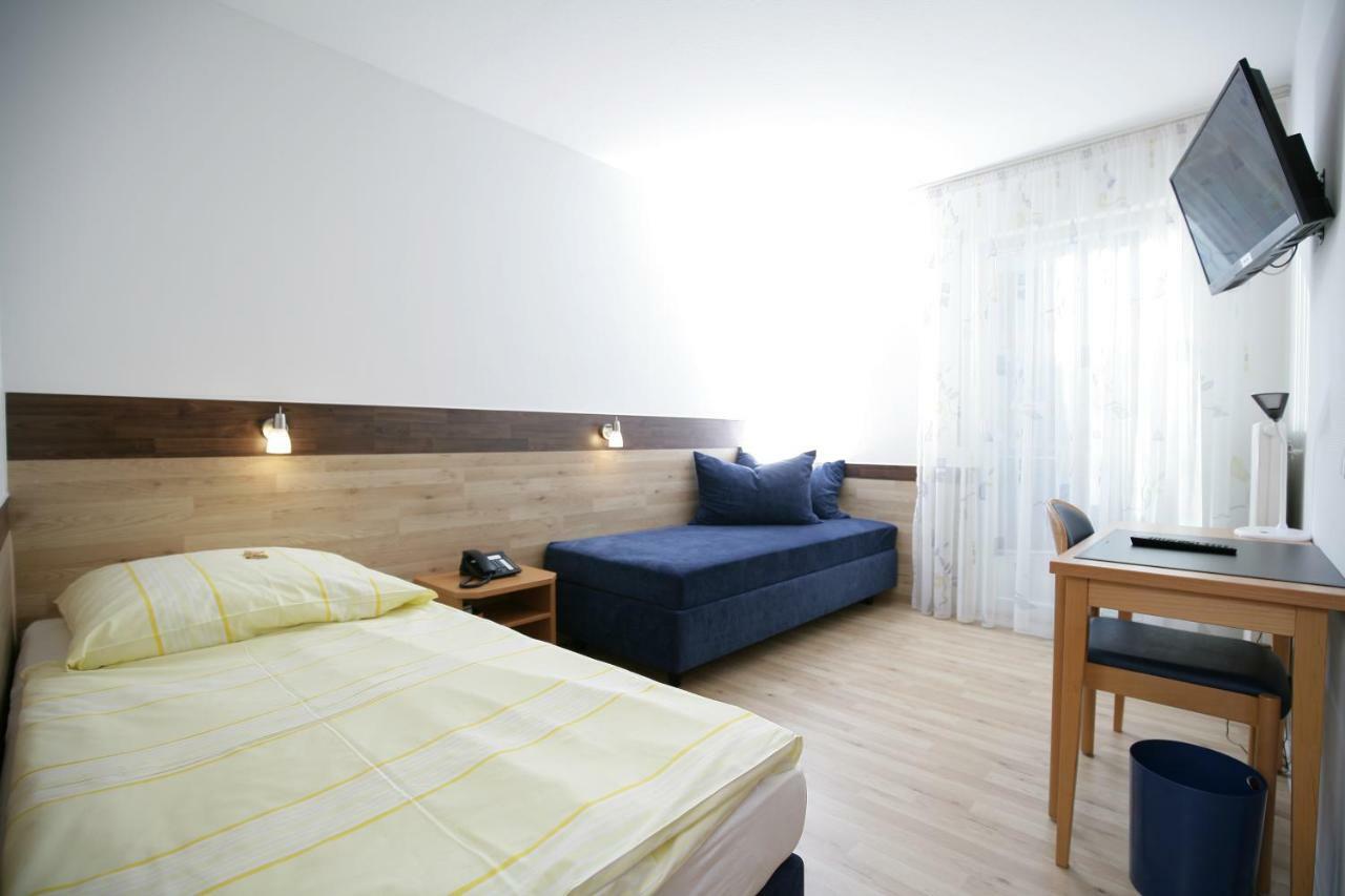 Hotel Am Baronenwald Göppingen Esterno foto