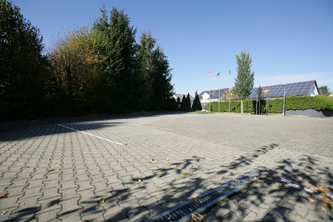Hotel Am Baronenwald Göppingen Esterno foto