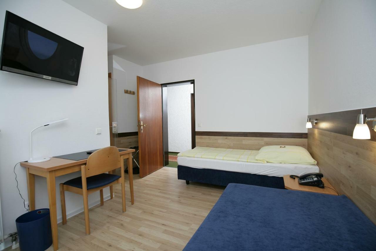 Hotel Am Baronenwald Göppingen Esterno foto