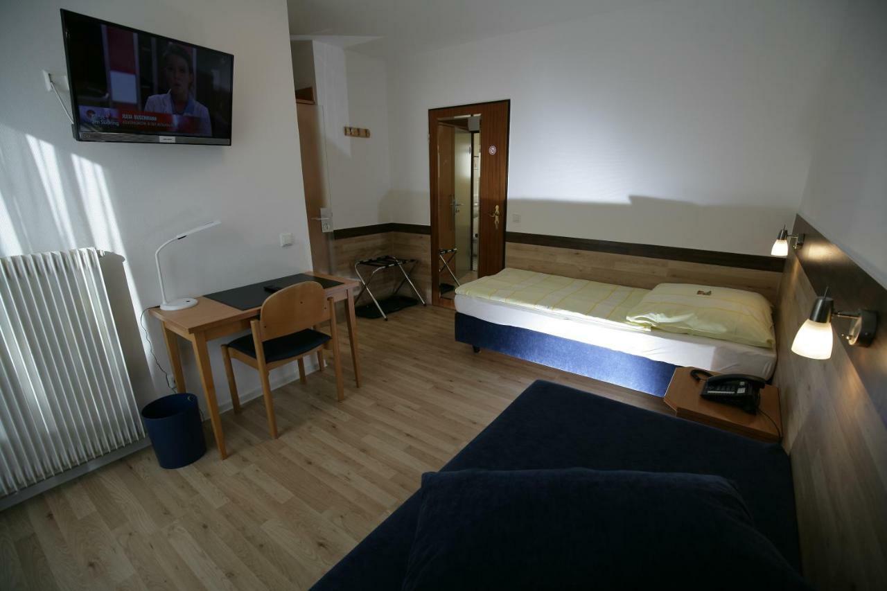 Hotel Am Baronenwald Göppingen Esterno foto