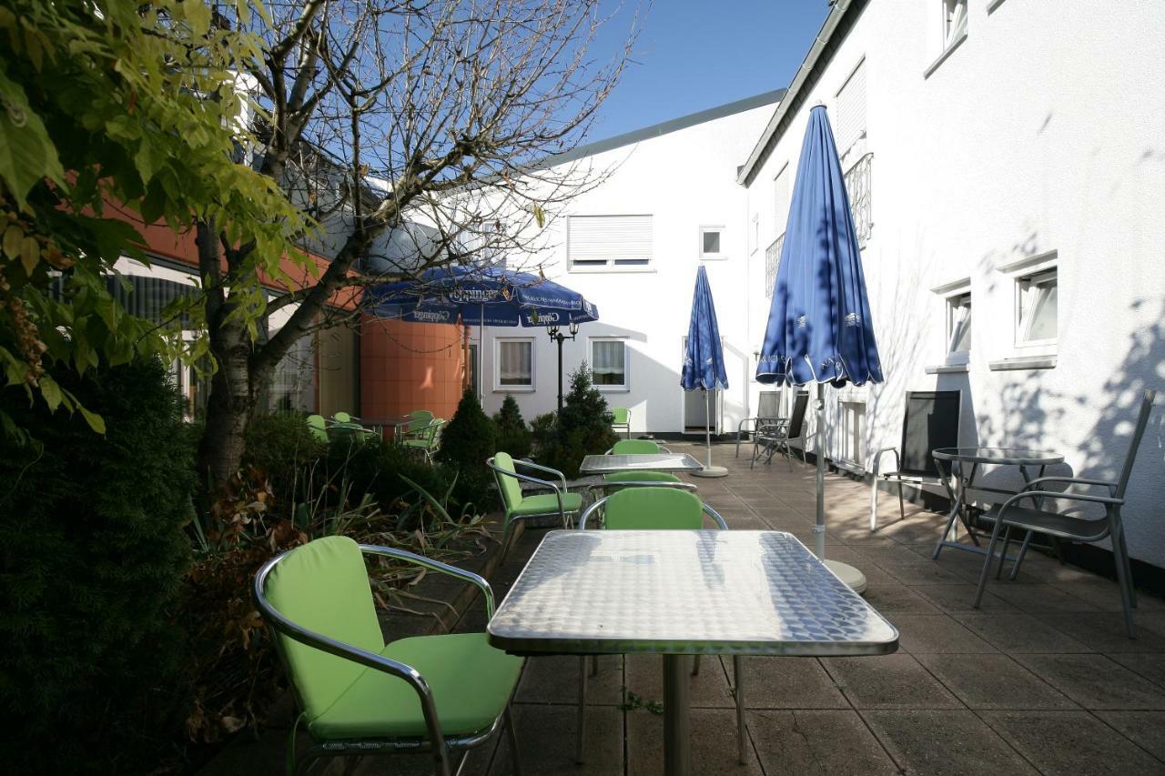 Hotel Am Baronenwald Göppingen Esterno foto