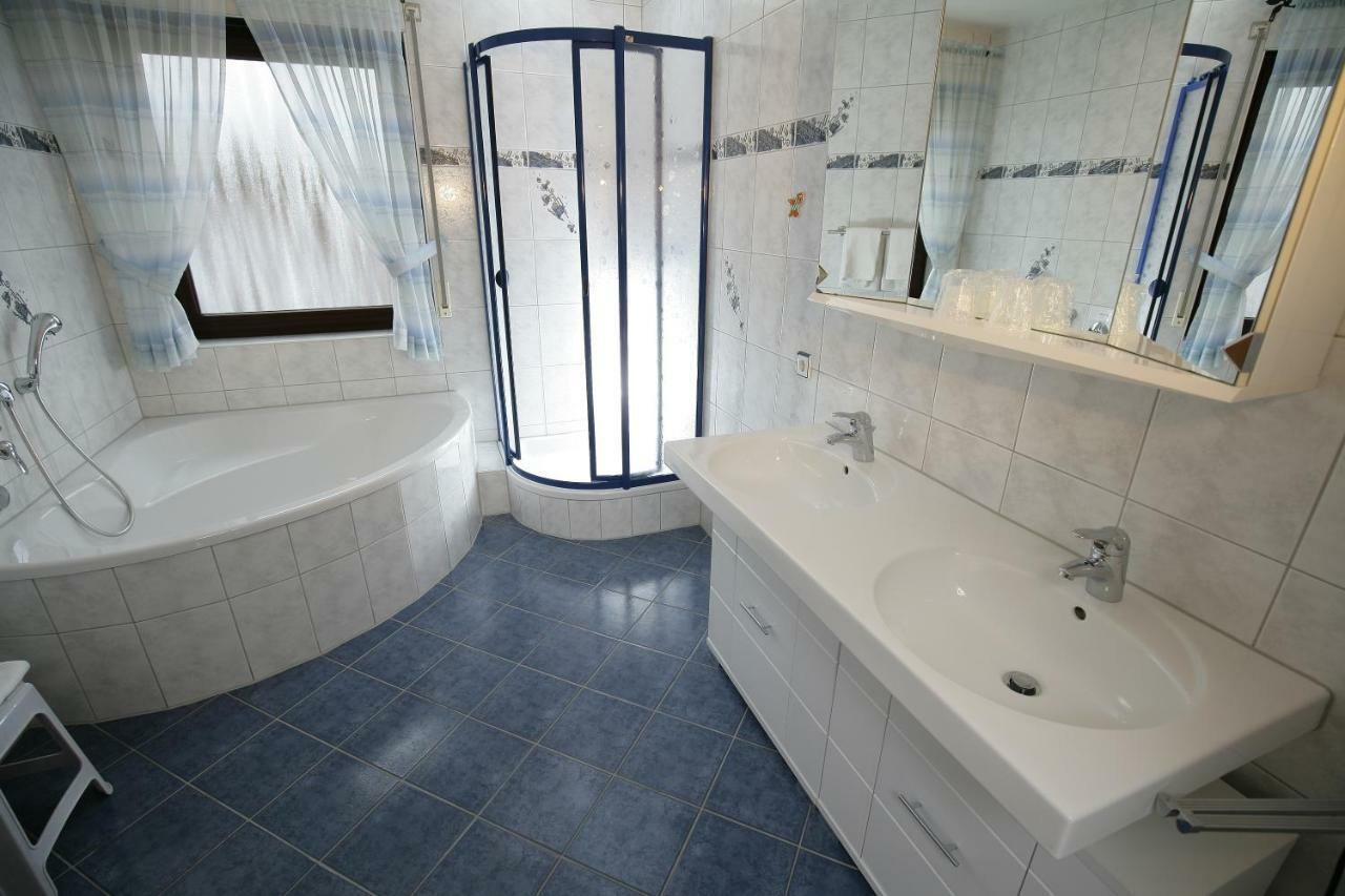 Hotel Am Baronenwald Göppingen Esterno foto