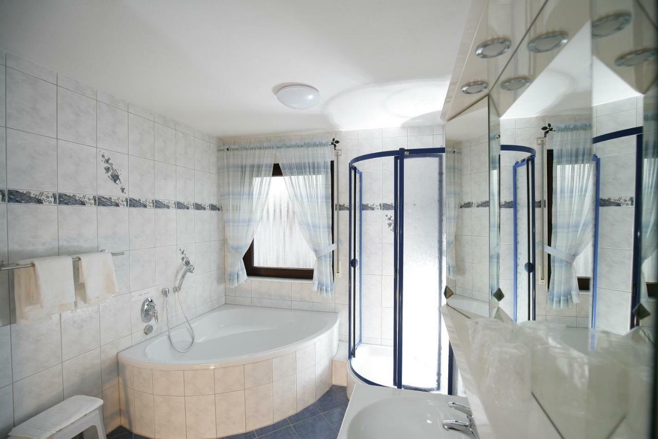 Hotel Am Baronenwald Göppingen Esterno foto