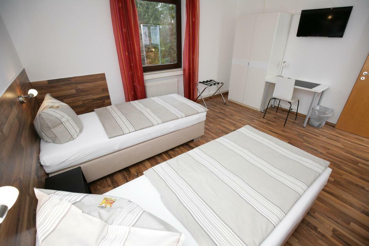 Hotel Am Baronenwald Göppingen Esterno foto