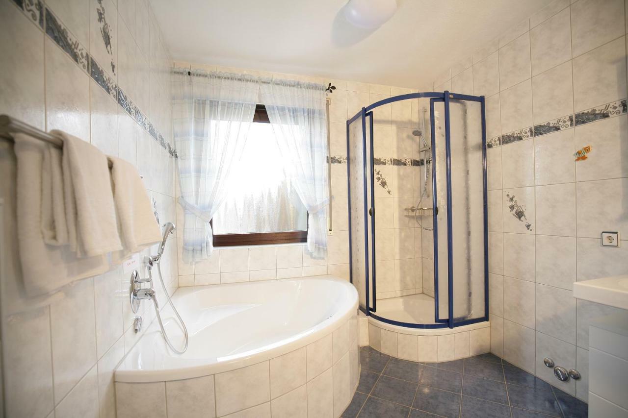 Hotel Am Baronenwald Göppingen Esterno foto