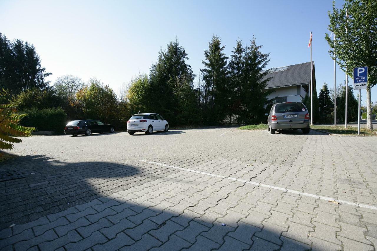 Hotel Am Baronenwald Göppingen Esterno foto